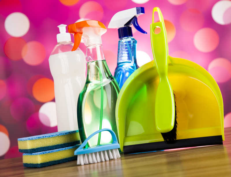 潔凈背后的守護者 桌上擺放的清潔用品